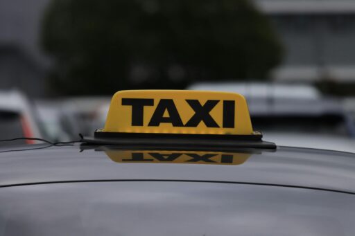 Tabliczka TAXI na pojeździe